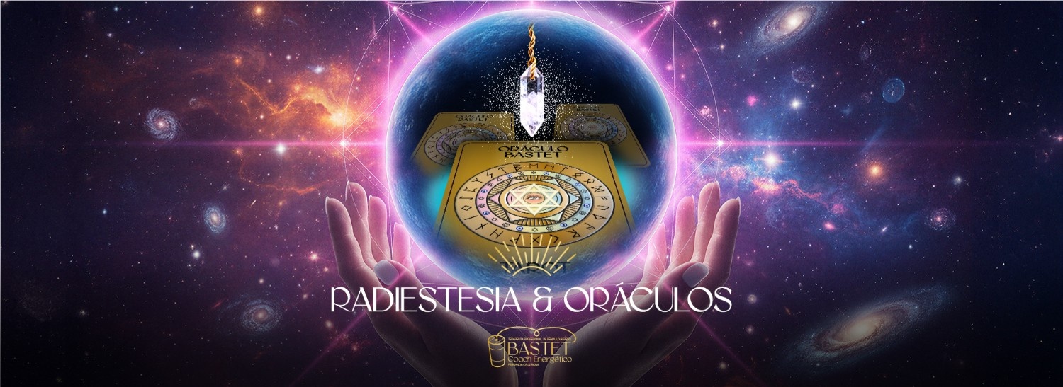 Manos sosteniendo herramientas esotéricas